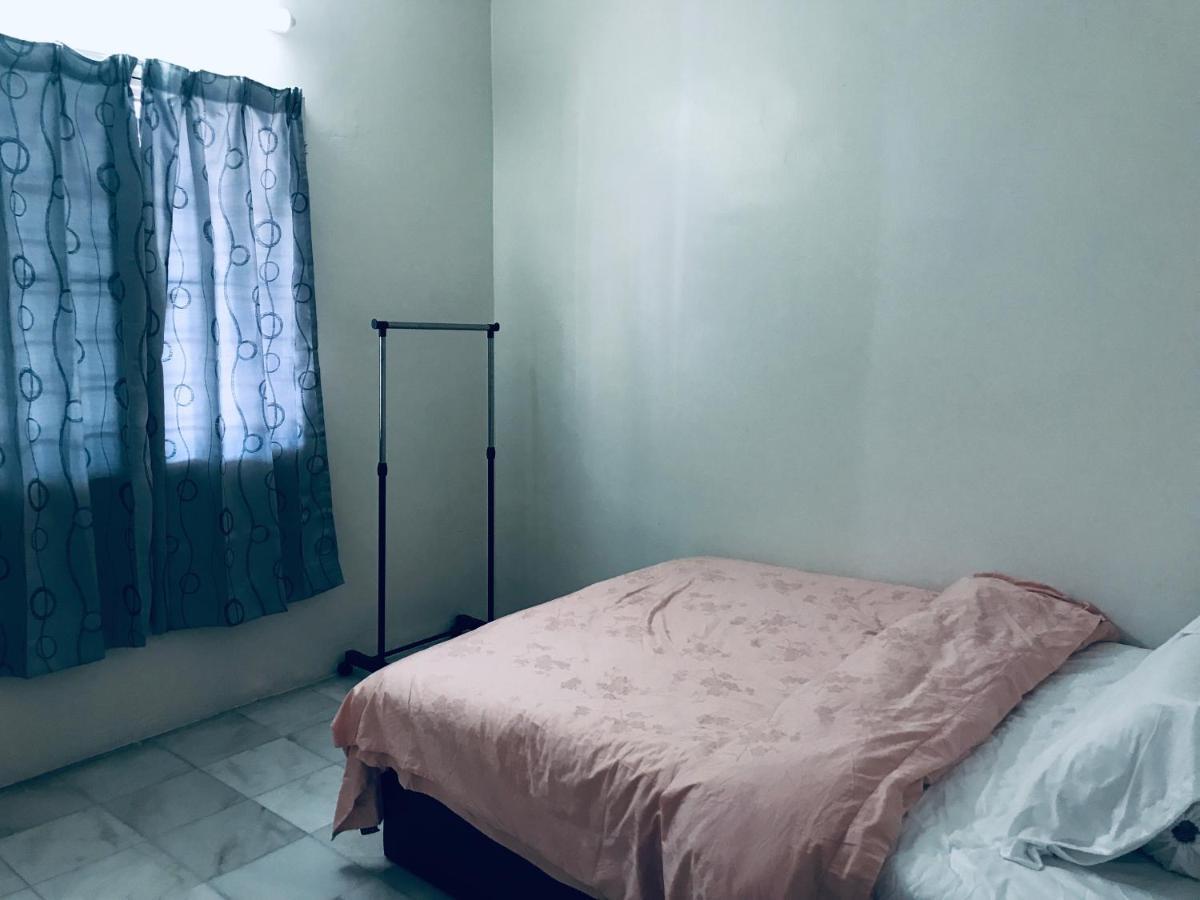 Cozy And Comfortable Homestay In Сунгай Сипут Екстериор снимка